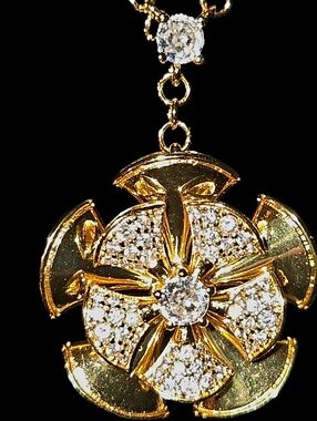 Gold Tone Divas Flower Pendant Necklace